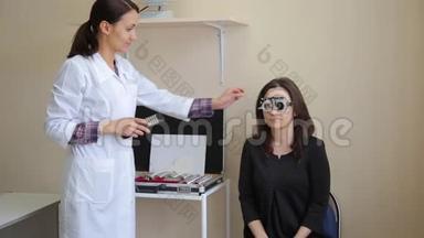 女医生用新的医疗技术`妇女的视力检查